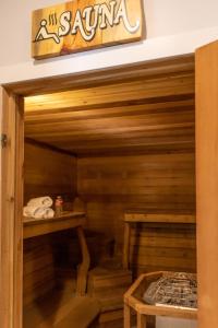 un sauna avec des murs en bois et un panneau indiquant le sauna dans l'établissement RiverWalk Inn, à Pagosa Springs