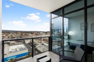 Cet appartement dispose d'un balcon offrant une vue sur la ville. dans l'établissement The elegant 1BR CBD Apt - City view - Parking, à Adélaïde