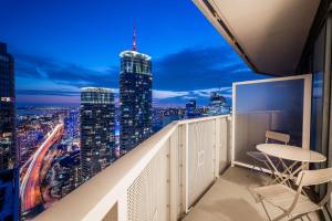 balcón con vistas a la ciudad por la noche en Presidential Suite Heart of Downtown with Stunning View, en Toronto