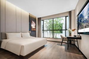 מיטה או מיטות בחדר ב-Atour Hotel Chengdu Jinhua Wanda Liulichang