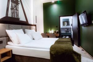 Cama ou camas em um quarto em Hotel M23 Mariacka Katowice Centrum