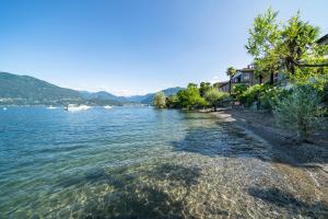 a body of water with houses on the shore w obiekcie Villa Sophia w mieście Gerra