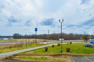 uma luz de rua na berma de uma estrada em Happy Stay Inn Madisonville I-69 By OYO em Madisonville