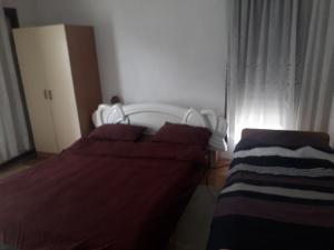 1 Schlafzimmer mit 2 Betten und einem Fenster in der Unterkunft Rooms Struga in Struga