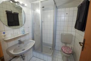 Bathroom sa Hotel Garni KAMBEITZ