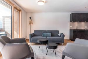 salon z kanapą i stołem w obiekcie Apartment Walt 3.5 - GRIWA RENT AG w mieście Grindelwald