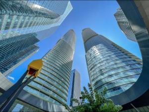 dos edificios altos en una ciudad con un cielo azul en Presidential Suite Heart of Downtown with Stunning View, en Toronto