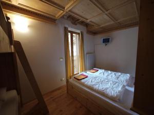 a bedroom with a bed and a window at Appartamento Brentegani in Arabba