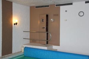 A piscina localizada em Villa Relax - Ferienwohnungen & Hallenbad & Relaxgarten ou nos arredores