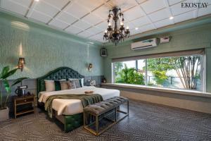 Voodi või voodid majutusasutuse EKOSTAY Luxe - CASABLANCA VILLA toas