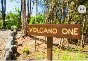 Un certificado, premio, cartel u otro documento en Volcano One - Modern Studio with Lanai near Volcano National Park