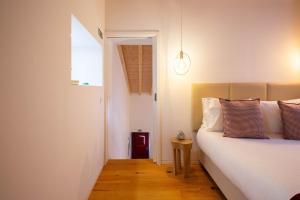 Habitación pequeña con cama y ventana en Sefardita - Guest House, en Castelo de Vide