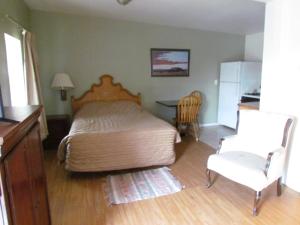 1 dormitorio con 1 cama, 1 mesa y 1 silla en True North Motel, en Colorado Springs