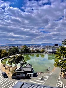 奈良萨若萨瓦吉吉田屋酒店的城市湖景