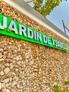 Jardin De Ysabelle : لوحة خضراء على جانب المبنى