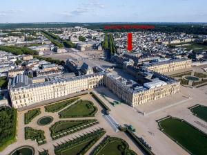 una vista aérea de una gran ciudad con una flecha roja en La Cour Des Senteurs / F2 Château de Versailles, en Versalles