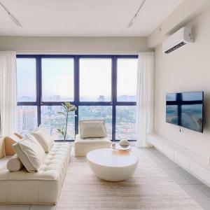 HomeCinema with Seaview, 8pax, Urban Suites by PG Home tesisinde bir televizyon ve/veya eğlence merkezi