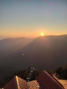 vista para o pôr-do-sol sobre as montanhas em Sunrise Homestay em Darjeeling