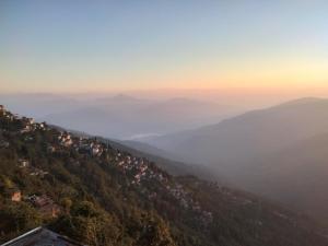 vista para um vale nas montanhas ao pôr-do-sol em Sunrise Homestay em Darjeeling