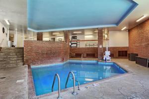 una grande piscina in un edificio di Omni Charlottesville Hotel a Charlottesville