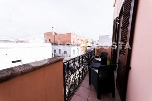 balcón con vistas a la ciudad en Floral Flat - Porto Cesareo, en Porto Cesareo