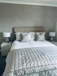 Tempat tidur dalam kamar di Apartment 101 Kingsmills Road