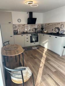 A kitchen or kitchenette at Ferienwohnung Ambiente 1