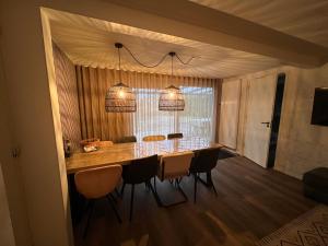 a dining room with a table and chairs at 4 tot 8 persoons huisje - Veluwemeer - Biddinghuizen - Harderwijk - Elburg in Biddinghuizen