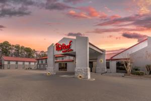 un panneau sur le côté d'un bâtiment dans l'établissement Red Roof Inn & Suites Newport News, à Newport News