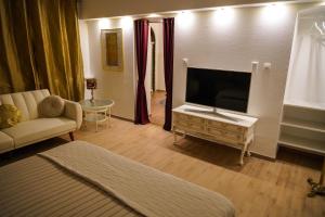 a living room with a tv and a couch at Ferienwohnung Kaiserblick in Bad Ems