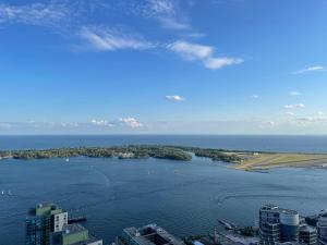 una vista aérea de una gran masa de agua en Presidential Suite Heart of Downtown with Stunning View, en Toronto