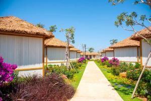 Taman di luar K-Town Resort Phan Thiet