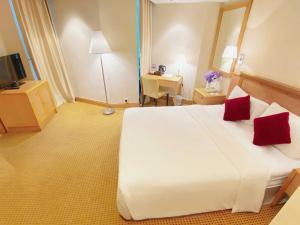 Llit o llits en una habitació de Ramada Hong Kong Grand View