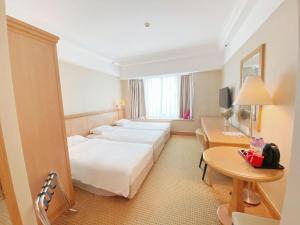 Llit o llits en una habitació de Ramada Hong Kong Grand View