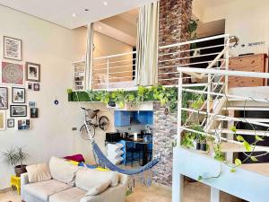 תמונה מהגלריה של Urban Oasis Stylish Loft Abundant Natural Light בדובאי