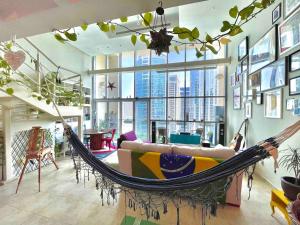 אזור ישיבה ב-Urban Oasis Stylish Loft Abundant Natural Light