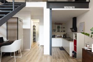 A cozinha ou cozinha compacta de Moderno e Confortevole Loft tra Navigli e Bocconi