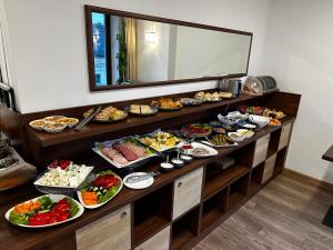 - un buffet avec de nombreux types de nourriture différents dans l'établissement Bernardazzi Grand Hotel, à Chişinău