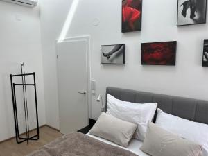 Un pat sau paturi într-o cameră la Haus Fünf mit 2 Apartments und Studio-Loft mit Terrasse