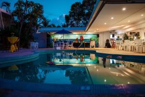 uma casa com piscina à noite em Pirate's Inn em Bridgetown