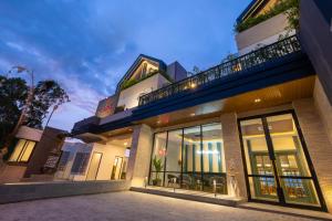 um edifício com grandes janelas de vidro e uma varanda em ValStar Hotel Canggu em Canggu