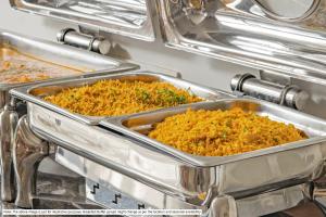 deux plateaux métalliques de nourriture sous forme de buffet dans l'établissement Treebo Golden Terminal, Kochi Airport, à Cochin