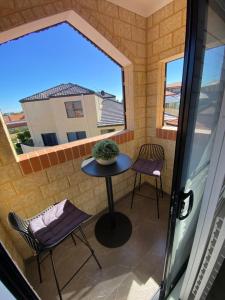 Balcony o terrace sa Hillarys Sea-View Panoramic Living