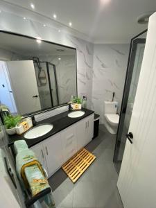 Bathroom sa Hillarys Sea-View Panoramic Living