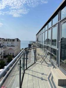 einen Balkon eines Gebäudes mit Meerblick in der Unterkunft Beach Penthouse Apartment Bournemouth in Bournemouth