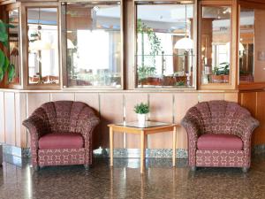 twee stoelen en een tafel in een kamer bij B&B HOTEL Gotha-Hbf in Gotha