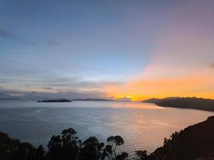 Comunidad YumaniSol y Luna ISLA DEL SOL的日落时分欣赏海景