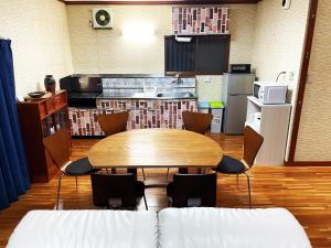 - une table et des chaises dans une pièce avec cuisine dans l'établissement Nikko World Heritage STAY【日光山内】一棟丸貸しの宿, à Nikkō