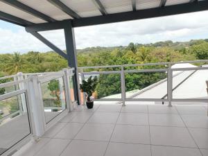 A balcony or terrace at Villa Gosier T3- Vue Nature - Romantique