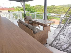 A balcony or terrace at Villa Gosier T3- Vue Nature - Romantique